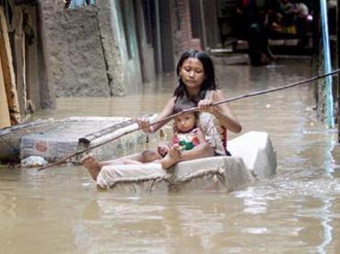 Indonesien ertrinkt in den Regenmassen